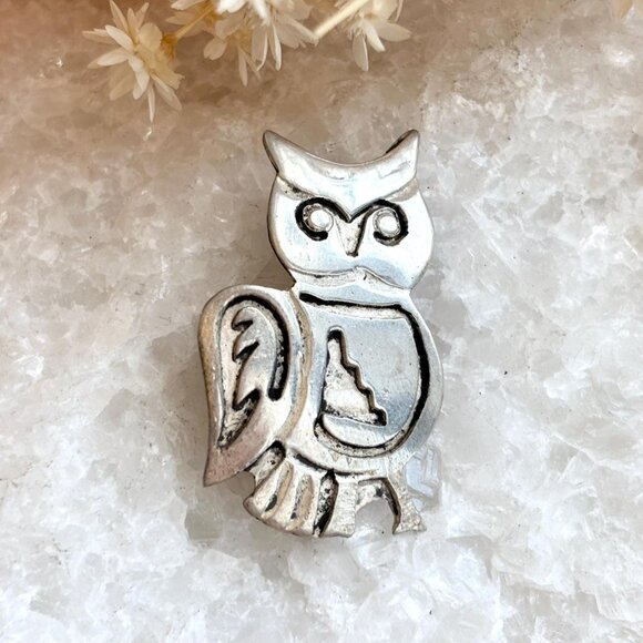 Hand Carved Tiny Owl Southwest Style Pewter Silver Toned Vintage Brooch Pin - Picture 1 of 9